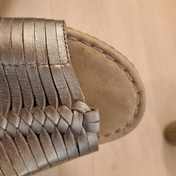 Clarks Bendables Silver Woven Wedge Adjustable Comfortable Neutral Sandals Sz 9 - Picture 9 of 10